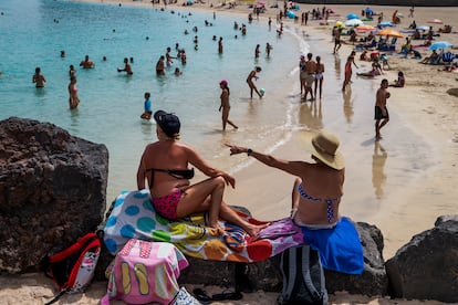 Bañistas en Playa Chica, en Fuerteventura (Canarias).
