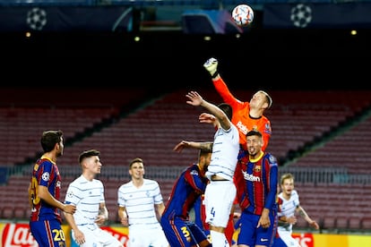 Marc-Andre Ter Stegen despeja el balón durante el partido contra el Dinamo de Kyev de la Champions.