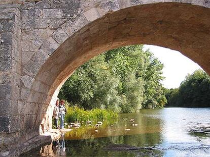 Puente de origen romano en el río Arlanza a su paso por Tordómar (Burgos).