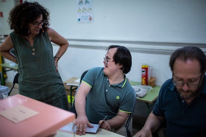 Bruno y la presidenta de mesa, Beatriz, bromean a última hora de la tarde, poco antes de que ambos hayan depositado su voto en las urnas. Los miembros de las mesas electorales votan a las 20.00, cuando ya han cerrado los colegios.