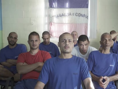 Alguns dos presos que participam do projeto Sentinelas. À frente Aílton, de branco Jhony e de vermelho Alex.