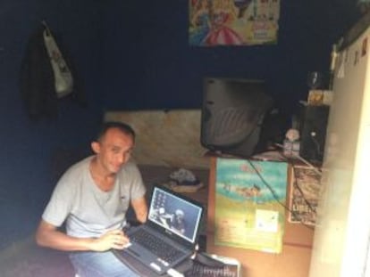 Jorge Ramos se conecta a Internet desde su favela.