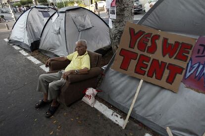 Un hombre en el campamento que los indignados israelíes tienen en el Boulevard Rothschild de Tel Aviv.