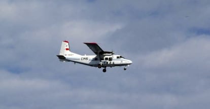 Foto cedida por el Servicio de Guardacostas japon&eacute;s del avi&oacute;n de la Administraci&oacute;n Oce&aacute;nica china volando cerca de las islas Senkaku/Diaoyu. 