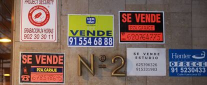 Carteles de pisos en venta.