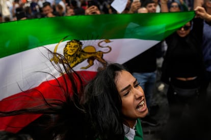 Una mujer iraní manifestándose por la muerte de Masha Amini frente al Consulado de Irán en Turquía, el pasado 22 de septiembre.