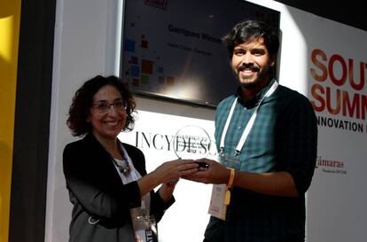 Juan Miguel Pérez, CEO de Finboot, recoge el premio de manos de la directora de Documentación y Gestión del Conocimiento de Garrigues, Isabel Casas.