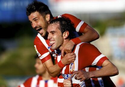 Godín celebra el primer tanto junto a Villa