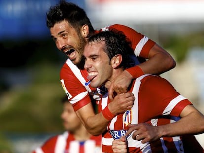 Godín celebra el primer tanto junto a Villa