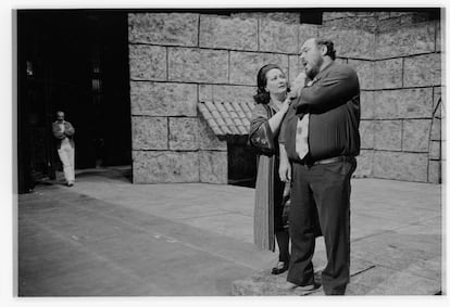 Luciano Pavarotti, en el papel de Mario Cavaradossi, durante un ensayo con Montserrat Caballé, en el papel de Floria Tosca, en la Ópera de San Francisco.