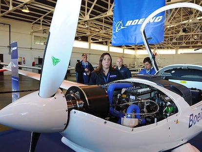 Empleados de Boeing junto al motovelero Dimona que funciona con una batería de hidrógeno.