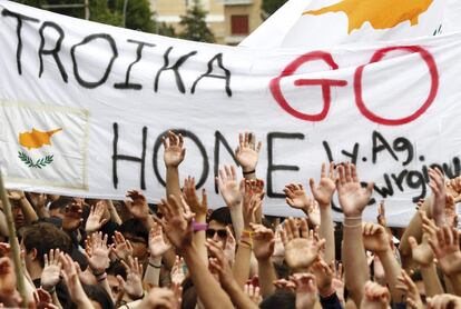 Estudiantes se manifiestan frente al Parlamento en Nicosia (Chipre).