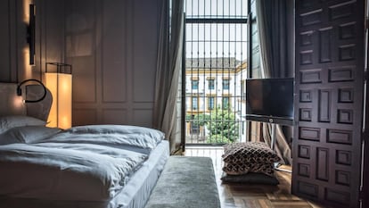 Interior de una de las habitaciones del hotel Palacio Villapanés, en Sevilla.