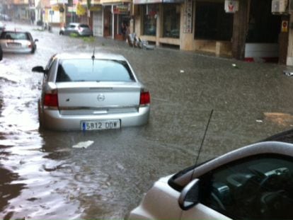 Una calle de Torrevieja inundada por la lluvia