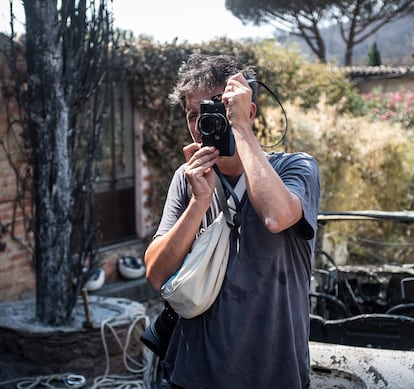 Moises Saman, fotoperiodista de la agencia Magnum ganador del premio Pullitzer, fotografiado durante la cobertura de incendios forestales en el sur de Francia en 2021, en una imagen cedida.