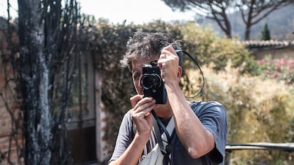 Moises Saman, fotoperiodista de la agencia Magnum ganador del premio Pullitzer, fotografiado durante la cobertura de incendios forestales en el sur de Francia en 2021, en una imagen cedida.