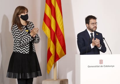 La presidenta del Parlament, Laura Borràs, junto al presidente de la Generalitat, Pere Aragonès, durante el acto de toma de posesión de los nuevos consejeros, el pasado 26 de mayo.