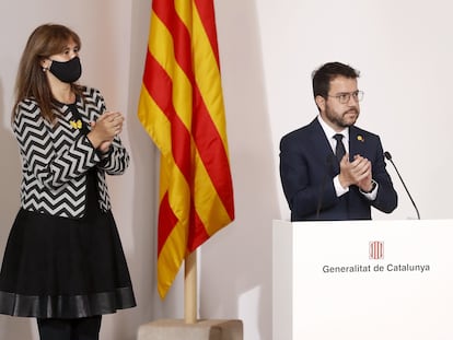 La presidenta del Parlament, Laura Borràs, junto al presidente de la Generalitat, Pere Aragonès, durante el acto de toma de posesión de los nuevos consejeros, el pasado 26 de mayo.