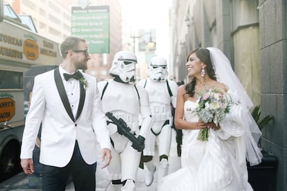 Y ya que hay anillos, también hay bodas. Las fotos nupciales de la pareja angelina de Jennifer y Joshua dieron la vuelta al mundo el pasado febrero por su peculiar ambientación. Dos stormtroopers escoltando a la pareja, sables láser a la hora del baile y el padre de Jennifer y suegro de Joshua disfrazado de Darth Vader. George Lucas hubiera llorado.