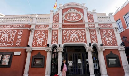 Fachada del cine Doré, en el Palacio de Perales, que alberga la Filmoteca Nacional, en la calle de Magdalena (Madrid).