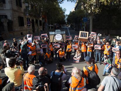 Concentración de periodistas frente a la Delegación de Gobierno en Barcelona en protesta contra el juicio al fotógrafo Albert Garcia.