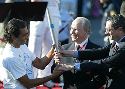 Estiarte (a la izquierda), con Echeverría, presidente del COE, y Ruiz-Gallardón.