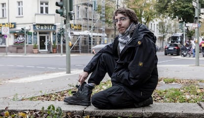 Falk Isernhagen, ex-neonazista membro de uma rede de desradicalização de jovens extremistas, posa em uma rua de Berlim.