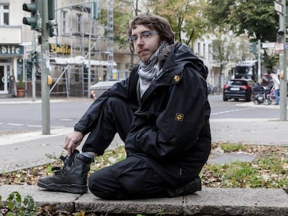 Falk Isernhagen, exneonazi miembro de una red de desradicalización de jóvenes ultras, posa en una calle de Berlín.
