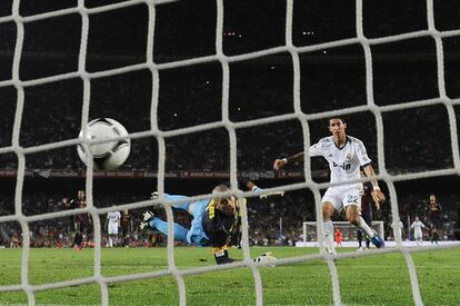 Di Maria marca el segundo gol de su equipo en el partido de ida. El partido finalizó con la victoria de los azulgranas por 3-2.