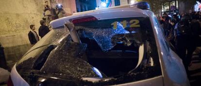 Destrozos causados en el coche del jefe de guardia de la Policía Municipal.