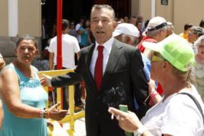 El presidente del Gobierno de Canarias, Paulino Rivero, saluda a varias personas al terminar los actos religiosos celebrados hoy en la Baslica de Candelaria con motivo de la festividad de la Virgen de Candelaria.