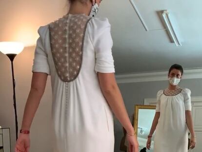 Una de las pruebas de vestidos de novia en el taller de Sole Alonso.