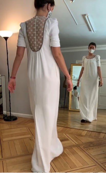 Una de las pruebas de vestidos de novia en el taller de Sole Alonso.
