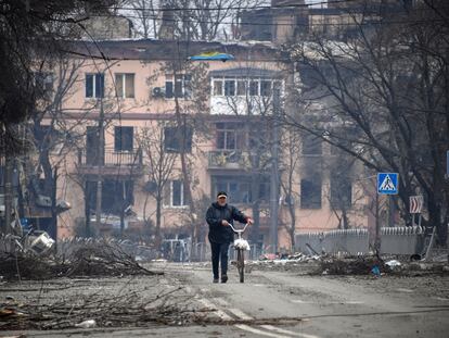 Un hombre camina con una bicicleta en el centro de Mariupol, el 12 de abril de 2022.
