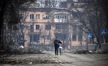 Un hombre camina con una bicicleta en el centro de Mariupol, el 12 de abril de 2022.