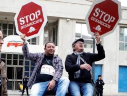 Varias personas protestan contra los desahucios frente a la sede del PP en Valencia