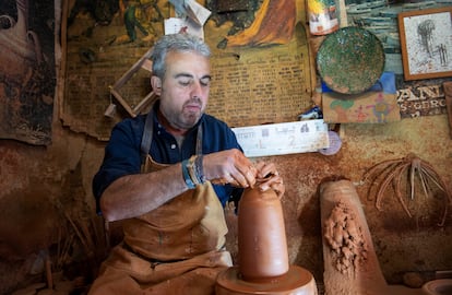 Melchor Tito hijo elabora una pieza en el torno de su taller en Úbeda, Jaén. 
