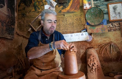Melchor Tito hijo elabora una pieza en el torno de su taller en Úbeda, Jaén.