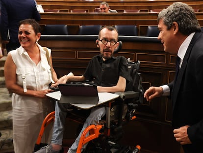 Desde la izquierda, Mertxe Aizpurua, diputada de EH Bildu; Pablo Echenique, portavoz parlamentario de Unidas Podemos, y José Luis Escrivá, ministro de Inclusión, Seguridad Social y Migraciones, la semana pasada en el Congreso.