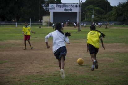 Las Shakti girls entrenan cada día en un campo de fútbol cercano a sus barrios. "En los barrios desfavorecidos que nos rodean muchas chicas viven en familias donde el padre es alcohólico y violento" explica Prashanna Kharat, su entrenador.