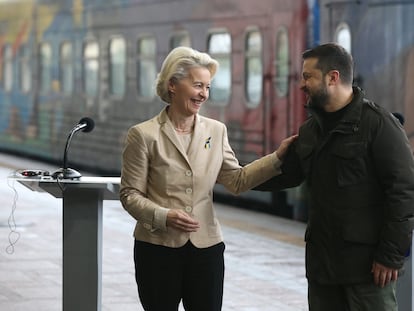 La presidenta de la Comisión Europea, Ursula von der Leyen, y el presidente de Ucrania, Volodímir Zelenski, el 4 de noviembre en Kiev.