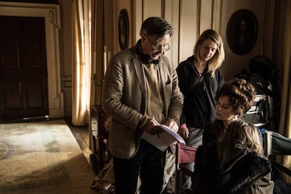 Whit Stillman da indicaciones a Kate Beckinsale en el rodaje de 'Amor y amistad'.