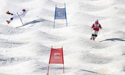 Walter Wallberg (izquierda) de Suecia, se estrella, con Ikuma Horishima, de Japón, durante la Clasificación de Dobles Masculina de Moguls, en el segundo día de los Campeonatos Mundiales de Esquí Freestyle y Snowboard FIS 2017 Sierra Nevada, España.