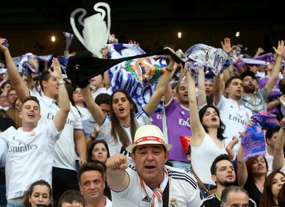 Aficionados del Real Madrid siguen el partido de la final de la Champions League en el estadio Santiago Bernabéu.