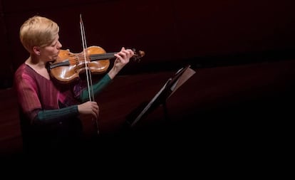 Isabelle Faust tocando su violín barroco construido por Jacobus Stainer.