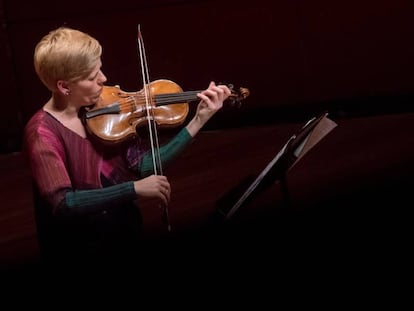 Isabelle Faust tocando su violín barroco construido por Jacobus Stainer.