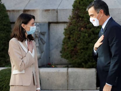 El presidente del Gobierno, Pedro Sánchez saluda a la presidenta del Senado, Pilar Llop a su llegada al Senado este lunes para participar en la Conferencia de presidentes autonómicos donde se analizará el reparto de los fondos europeos de reconstrucción.