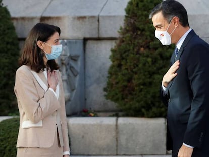  El presidente del Gobierno, Pedro Sánchez saluda a la presidenta del Senado, Pilar Llop a su llegada al Senado este lunes para participar en la Conferencia de presidentes autonómicos donde se analizará el reparto de los fondos europeos de reconstrucción. 