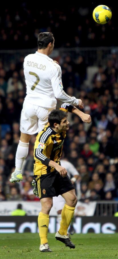 Cristiano lucha con Paredes por un balón.