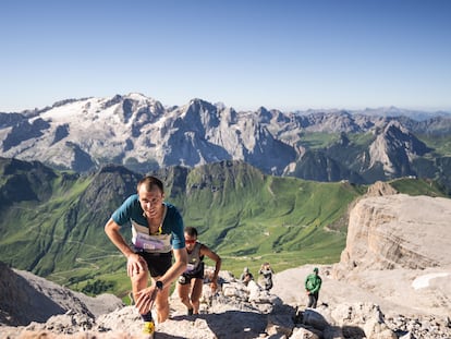 Stian Angermund coronando la cima del Piz Boè, seguido de Elhousine Elazzaou, ganador de la carrera, la Dolomyths Skyrace este sábado.